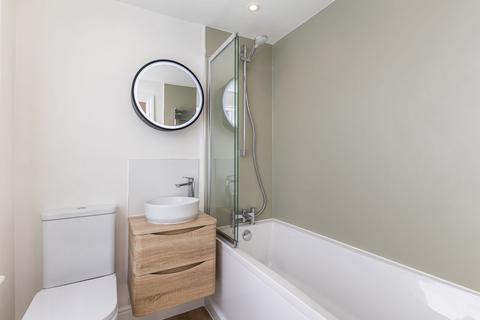 3 bedroom flat to rent, Fulham Road, London