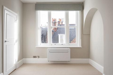 3 bedroom flat to rent, Fulham Road, London