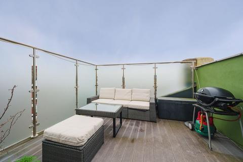 4 bedroom maisonette for sale, Valetta Road W3