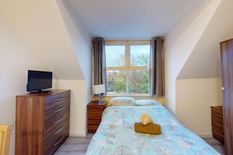 Studio to rent, Chatsworth Road, London NW2
