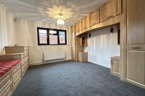 undefined, Almond Close, Luton