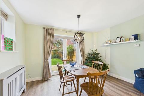 3 bedroom semi-detached house to rent, Central Avenue, Brampton