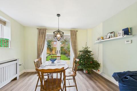 3 bedroom semi-detached house to rent, Central Avenue, Brampton