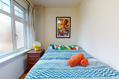 Studio to rent, Park Avenue, London NW2