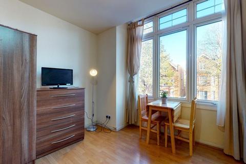 Studio to rent, Park Avenue, London NW2