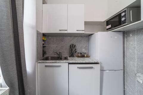 Studio to rent, Gloucester Terrace, London W2