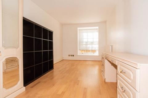 2 bedroom apartment to rent, Royal Drive, London  N11