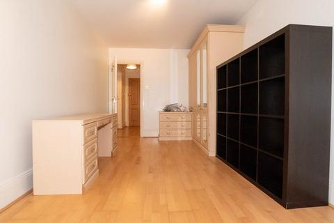 2 bedroom apartment to rent, Royal Drive, London  N11
