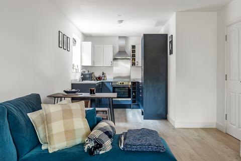 2 bedroom flat for sale, Station Road, Leatherhead, Surrey, KT22