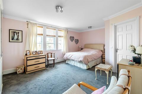 4 bedroom end of terrace house for sale, Lavender Close, Leatherhead, Surrey, KT22