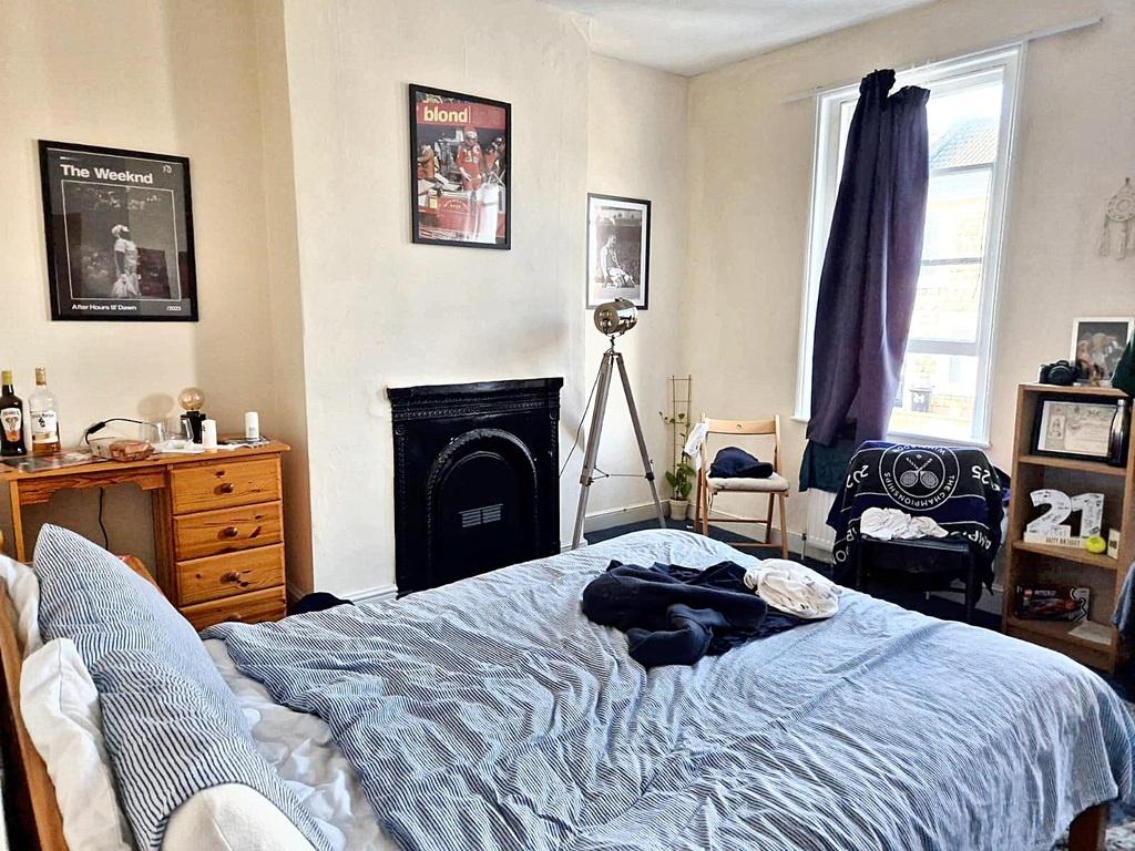 Bright furnished double bedroom with a comfy do...