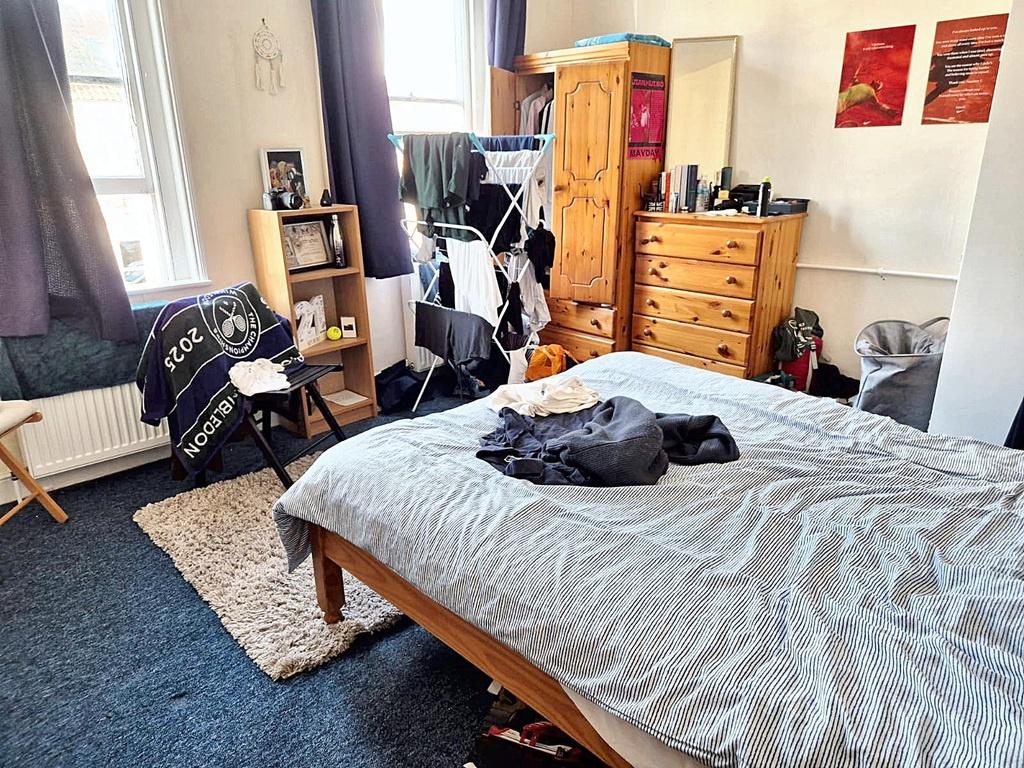 Bright, well-furnished double bedroom with a co...