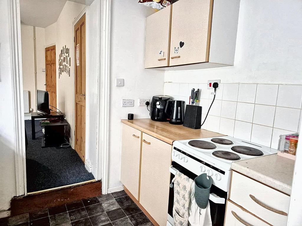 Compact kitchen with electric cooker, tidy work...