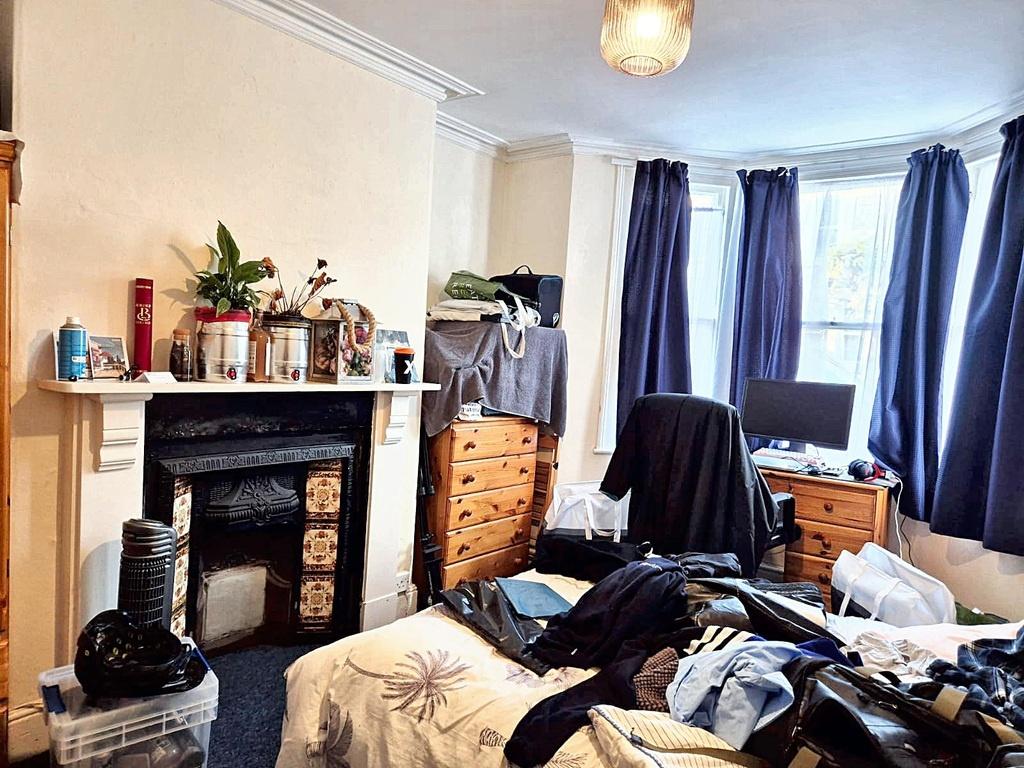 Cosy double bedroom with bay window letting in ...