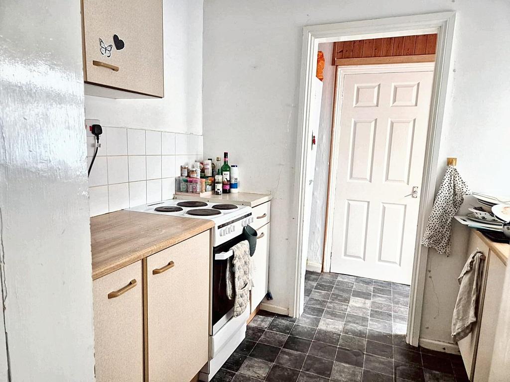 Compact kitchen with fitted units, freestanding...