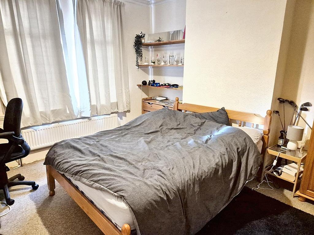 Bright, well-presented double bedroom with a la...