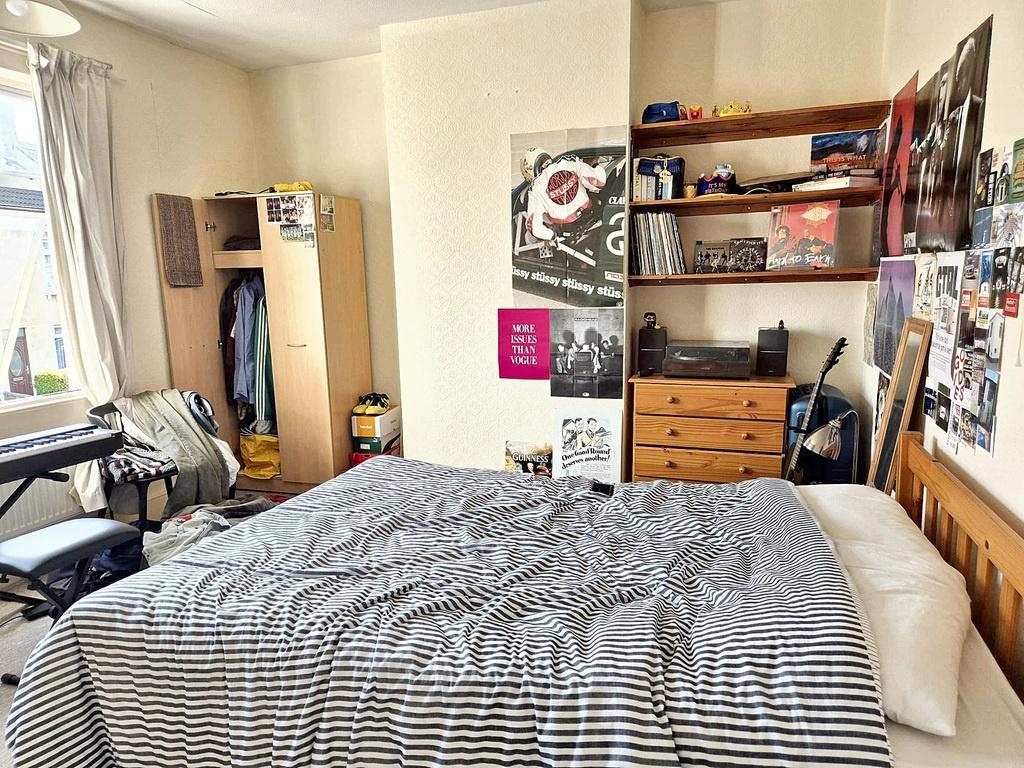 Bright, well-arranged double bedroom with a lar...