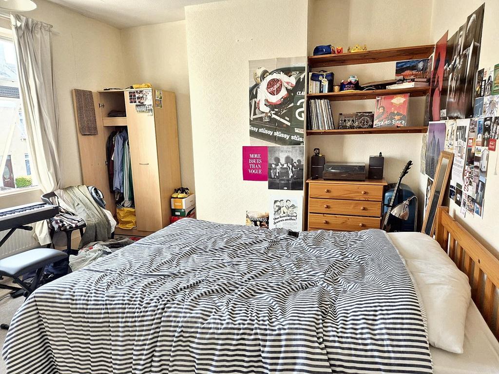 Bright and cosy double bedroom with a large bed...