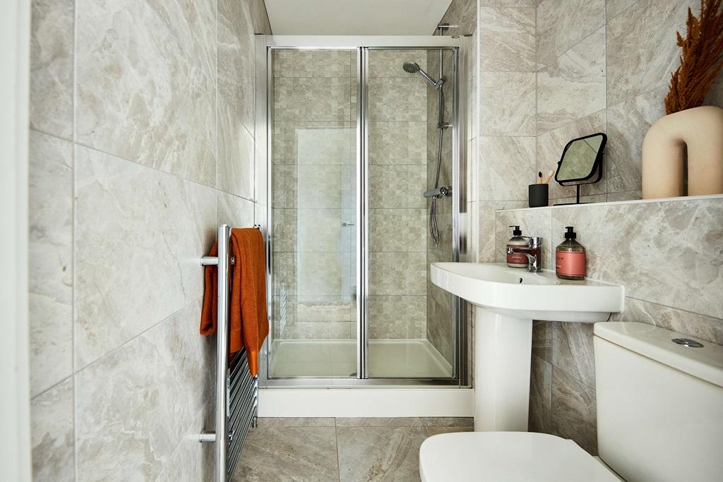 Modern en-suite shower room