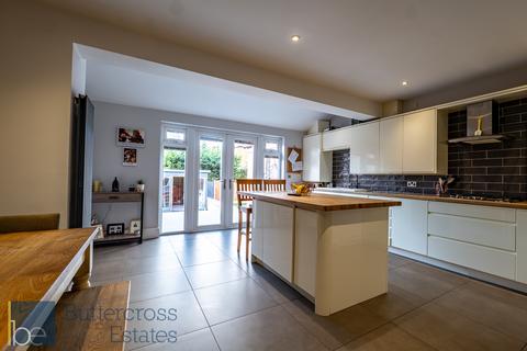 4 bedroom semi-detached house for sale, Hill Vue Avenue, Newark, NG24 1PQ