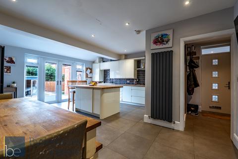 4 bedroom semi-detached house for sale, Hill Vue Avenue, Newark, NG24 1PQ