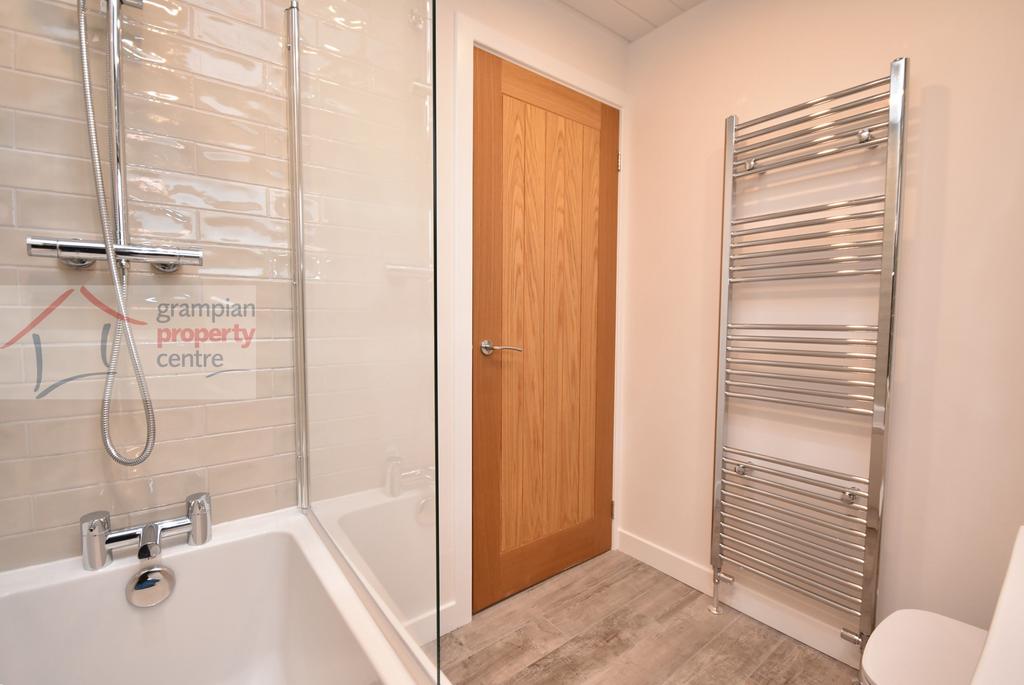 Bathroom 2.JPG