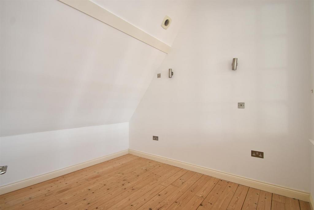 Bedroom two (2).jpg