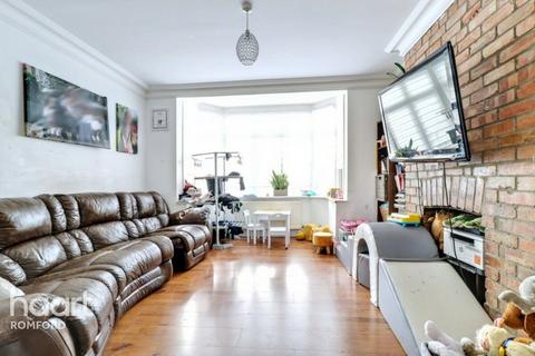 3 bedroom terraced house for sale, Kingsmead Avenue, Romford