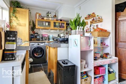 3 bedroom terraced house for sale, Kingsmead Avenue, Romford