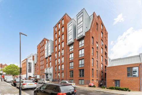 2 bedroom flat to rent, Gaumont Place, London SW2
