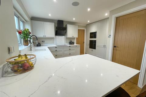 4 bedroom detached house for sale, 4 Hutton Close, Riverside Park
