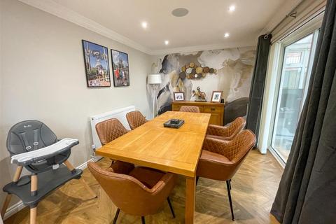 4 bedroom detached house for sale, 4 Hutton Close, Riverside Park