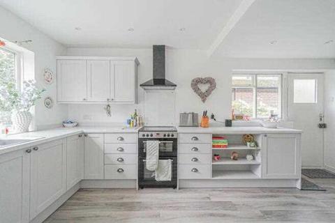 4 bedroom detached bungalow to rent, Dorridge Road, Solihull