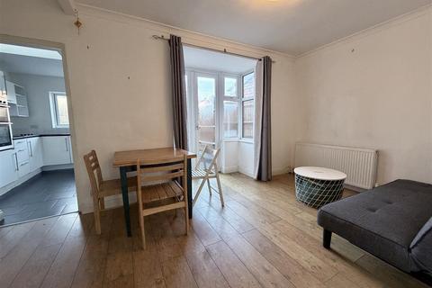3 bedroom end of terrace house for sale, Woodcote Road, Warwick