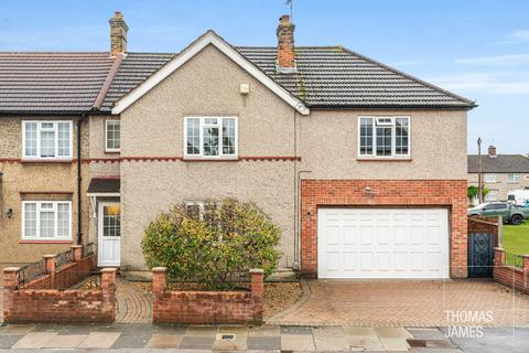 4 bedroom end of terrace house for sale, Carpenter Gardens, London, N21