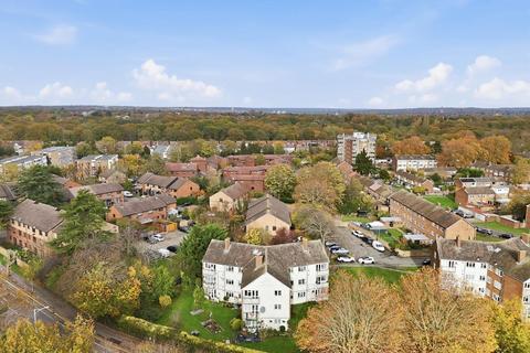 2 bedroom flat for sale, Brading Crescent, Wanstead