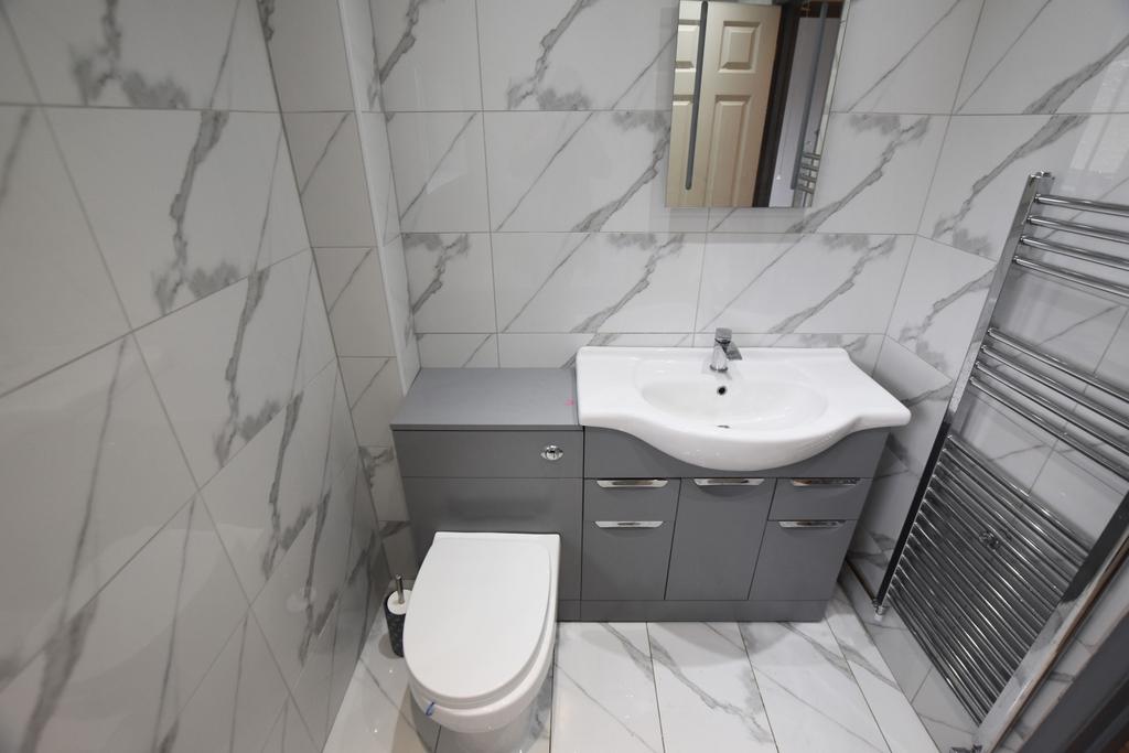 44b Tennyson Drive bathroom
