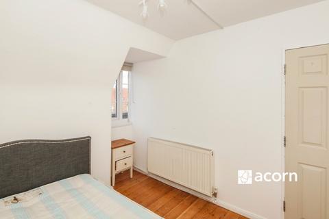 4 bedroom flat to rent, Peckham Road London SE5