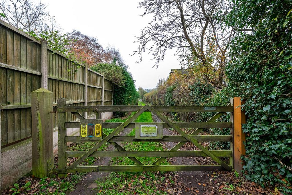 Meadow Way18.jpg