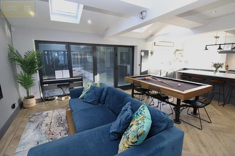 4 bedroom semi-detached house for sale, Cotswold Avenue, Flixton