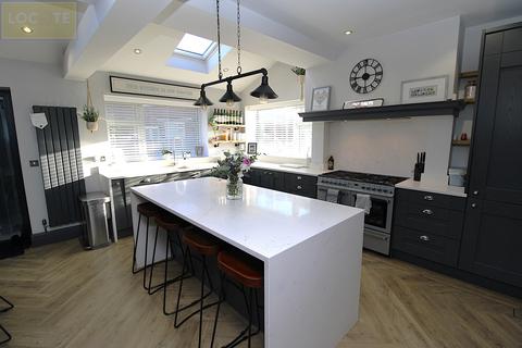 4 bedroom semi-detached house for sale, Cotswold Avenue, Flixton