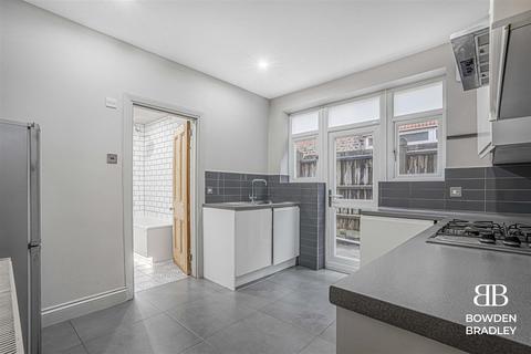 2 bedroom maisonette to rent, Chewton Road, Walthamstow
