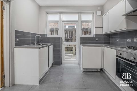 2 bedroom maisonette to rent, Chewton Road, Walthamstow