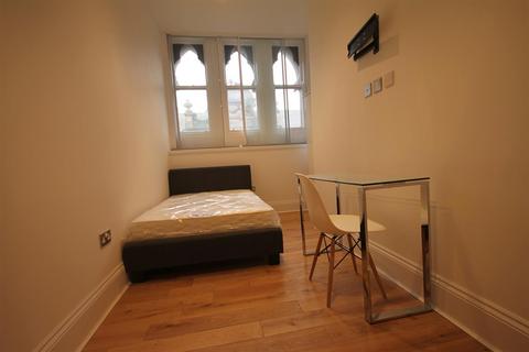 3 bedroom apartment to rent, Chaucer Building, City Centre