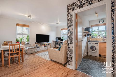 2 bedroom apartment for sale, Green Park Court, Bushy Close, Romford