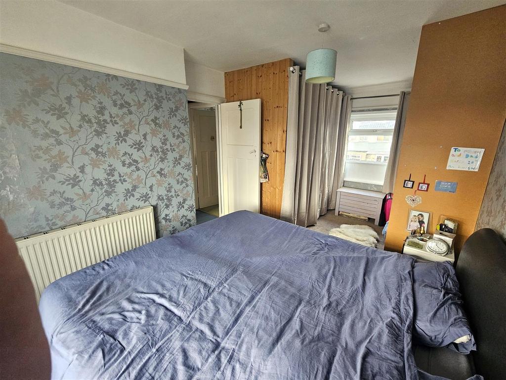 Bedroom 1.jpg
