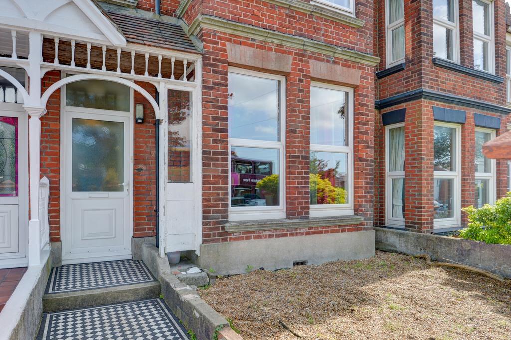 A charming view of the front exterior of a trad...