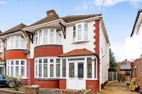 3 bedroom terraced house to rent, Sandhurst Drive, London IG3