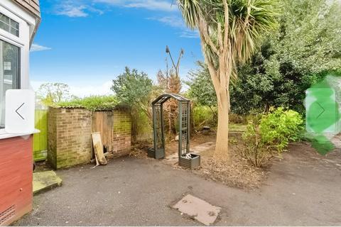 3 bedroom terraced house to rent, Sandhurst Drive, London IG3