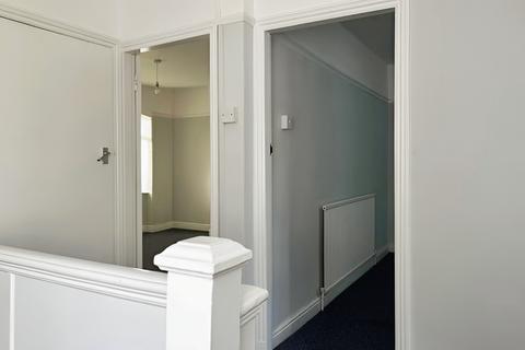 3 bedroom terraced house to rent, Sandhurst Drive, London IG3